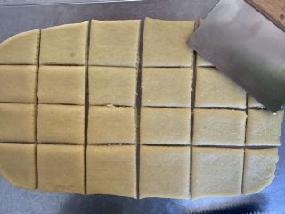 4、东北风情 东北老式大饼干,用刮刀切开