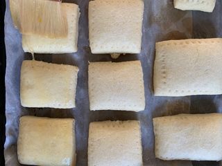 10、东北风情 东北老式大饼干,刷蛋液