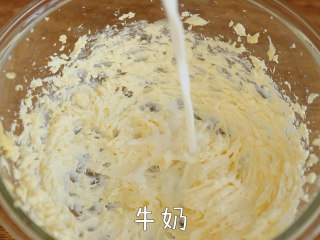 3、咸香【奶酪香葱小蛋糕】外酥内软,加入牛奶