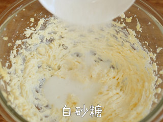 4、咸香【奶酪香葱小蛋糕】外酥内软,加入白砂糖