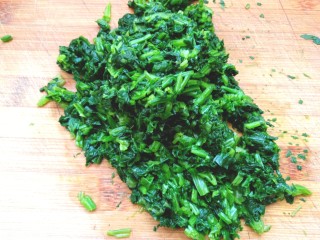5、菠菜鸡蛋糕,切碎备用
