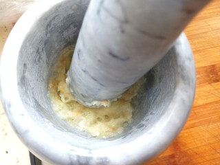 11、菠菜鸡蛋糕,蒜砸成泥