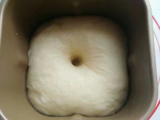 9、紫薯芋泥螺卷包,发酵至2~2.5倍大时，手指沾面粉戳洞不回缩不塌陷即发面完成；