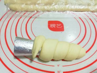 13、紫薯芋泥螺卷包,将面团一圈圈缠绕卷起，收尾末端处也压扁；