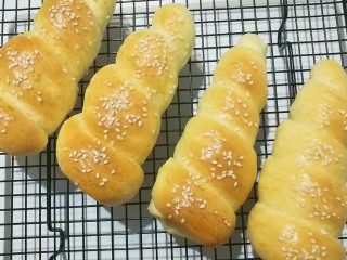 16、紫薯芋泥螺卷包,烤好的面包取出晾凉，挤入先前做好的紫薯芋泥馅，就可享用啦！（馅料可依个人口味选择）