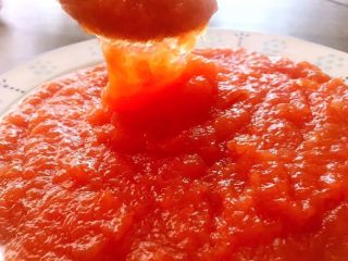 16、柚子茶/果酱,熬好的柚子盛出晾至温温拌入蜂蜜，边放蜂蜜边品尝一下酸甜度——根据自家的口味来调整酸甜度