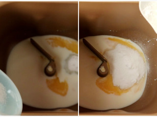 2、金钱小面包,细砂糖和盐对角倒入面包桶中