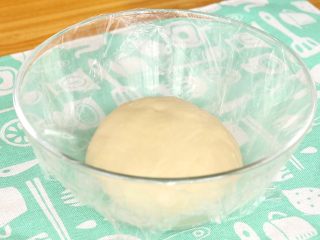 4、金钱小面包,整成面团,放入稍微大一些容器里,盖上保鲜膜,放在温暖处发酵至原来面团的2倍大