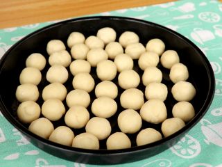 8、金钱小面包,放入所有滚圆的小剂子