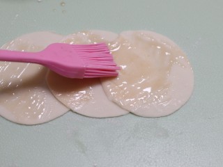 3、脆皮酱香饼,刷一层猪油