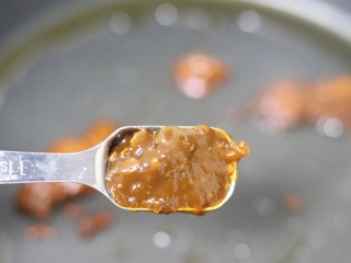 10、脆皮酱香饼,另起锅热油,倒入一勺黄豆酱