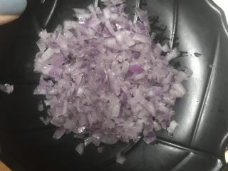 2、可乐饼,洋葱切末装盘备用。