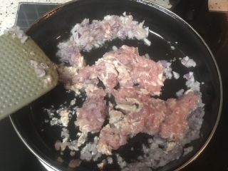 6、可乐饼,平底锅内放油，加入肉末和洋葱末爆炒，放入盐和黑胡椒粉调味即可出锅。