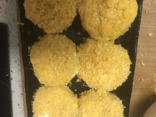 10、可乐饼,裹好的可乐饼装盘。