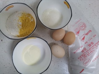 1、奶香南瓜手指饼干,准备食材备用，称好所需材料，低筋面粉和南瓜粉称在一起