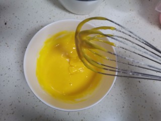 4、奶香南瓜手指饼干,加入奶粉搅拌均匀至无干粉颗粒