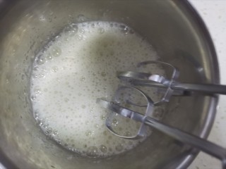 6、奶香南瓜手指饼干,电动打蛋器开高速打发至鱼眼粗泡时，加入1/3的白砂糖，第一次加入