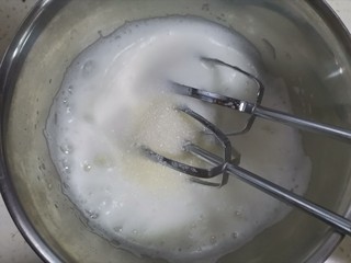 7、奶香南瓜手指饼干,打发至粗泡变细腻时加入第二次1/3的白砂糖