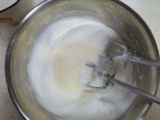 8、奶香南瓜手指饼干,打发至出现明显纹路时加入最后1/3的白砂糖