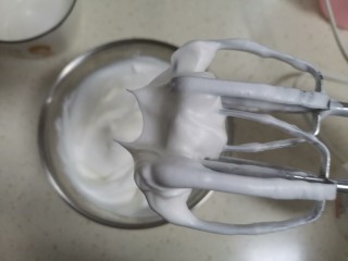 9、奶香南瓜手指饼干,打发至干性发泡，提起打蛋头，有直立的小尖角