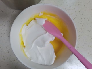 10、奶香南瓜手指饼干,取1/3的蛋白霜到蛋黄糊里