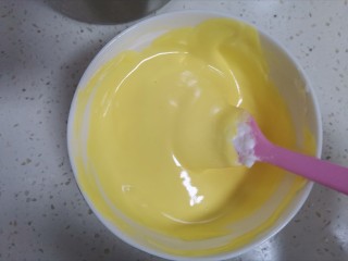 11、奶香南瓜手指饼干,翻拌均匀至看不到蛋白霜，不能画圈搅拌