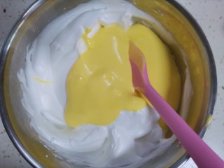 12、奶香南瓜手指饼干,再倒入蛋白霜里同样的手法翻拌均匀，不要画圈搅拌，会使蛋白消泡