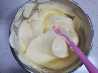 13、奶香南瓜手指饼干,翻拌均匀至看不到蛋白霜