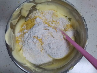 14、奶香南瓜手指饼干,再筛入低筋面粉和南瓜粉