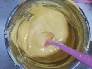 15、奶香南瓜手指饼干,同样的手法翻拌均匀，同样不能画圈搅拌