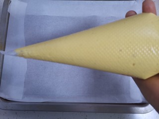 16、奶香南瓜手指饼干,装入裱花袋，剪一个小口