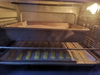 18、奶香南瓜手指饼干,送入预热好的烤箱，上下火170烤20分钟