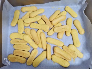 19、奶香南瓜手指饼干,烤好取出来晾至不烫手，可以给孩子吃了，一次吃不完可以装入密封罐保存