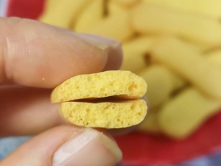 21、奶香南瓜手指饼干,内部组织结构，酥酥脆脆的，入口即化