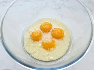 3、抹茶奶油蛋糕卷,蛋黄中加入玉米油、牛奶、盐