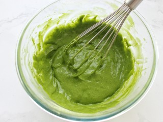 6、抹茶奶油蛋糕卷,搅拌均匀成细腻的抹茶蛋黄糊