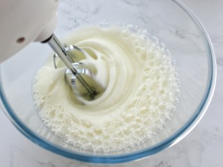 7、抹茶奶油蛋糕卷,将细砂糖分三次加入蛋白中，用电动打蛋器高速打发