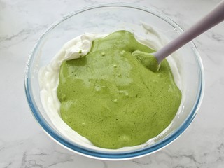 10、抹茶奶油蛋糕卷,再将拌好的蛋糕糊倒回蛋白霜中