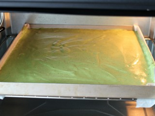 13、抹茶奶油蛋糕卷,烤箱提前上下火170度预热，将烤盘放入中层烤约15分钟