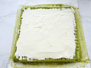 17、抹茶奶油蛋糕卷,将打发的淡奶油涂抹到蛋糕片上