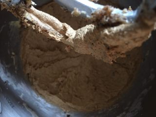 3、百变水果#巧克力橙味饼干#,加橙汁和蛋液搅拌均匀