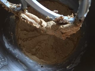 4、百变水果#巧克力橙味饼干#,放中粉搅拌至融合