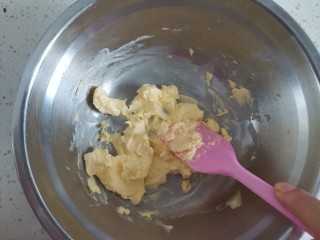 2、紫薯椰蓉饼干,黄油室温软化好，用铲子翻拌均匀