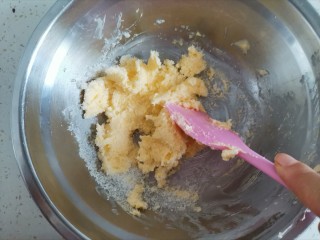 3、紫薯椰蓉饼干,加入白砂糖搅拌均匀