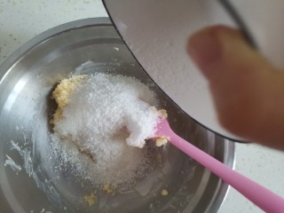 4、紫薯椰蓉饼干,加入椰蓉搅拌均匀