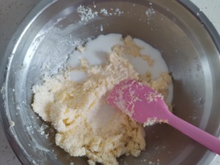 5、紫薯椰蓉饼干,倒入牛奶搅拌均匀