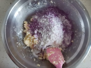 6、紫薯椰蓉饼干,加入面粉和紫薯粉翻拌均匀