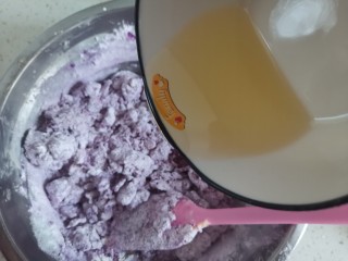 7、紫薯椰蓉饼干,拌好觉得有点干，又称啦50克玉米油倒入里面