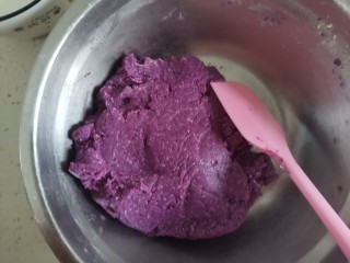 9、紫薯椰蓉饼干,翻拌至无干粉颗粒