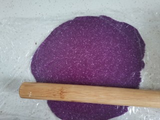 11、紫薯椰蓉饼干,擀成3mm厚的面饼